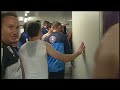 Sky Sport Austria Reporter geht in der Austria Wien Kabine baden