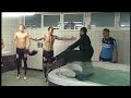 Sky Sport Austria Reporter geht in der Austria Wien Kabine baden