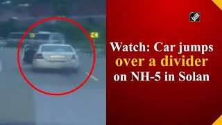 video : देखें कैसे Solan में NH-5 पर Divider से कूदी Car
