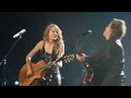 Taylor Swift and Johnny Rzeznik of the Goo Goo Dolls sing