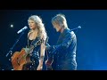Taylor Swift and Johnny Rzeznik of the Goo Goo Dolls sing