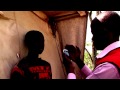 Un travailleur humanitaire prend un enfant en photo pour essayer de retrouver des membres de sa famille
