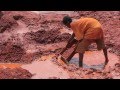 Samuel, 14 ans, est un tamiseur. Il a abandonné l'école et a commencé à travailler à la mine quand il avait 9 ans pour compléter les revenus de sa famille.