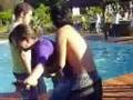 Garota da UEPG sendo jogada na piscina SEMALIM 2008