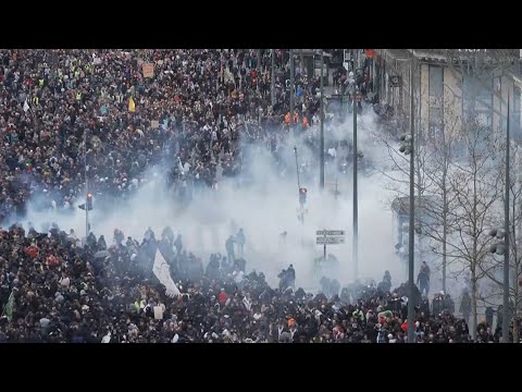 Trabajadores redoblan sus protestas en Francia contra Macron y su reforma jubilatoria