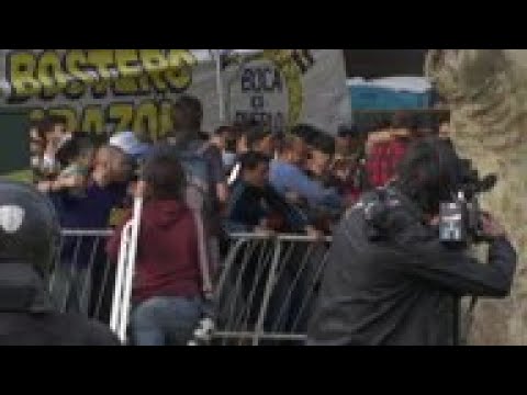 Maradona fans try to rush Casa Rosada to see coffin