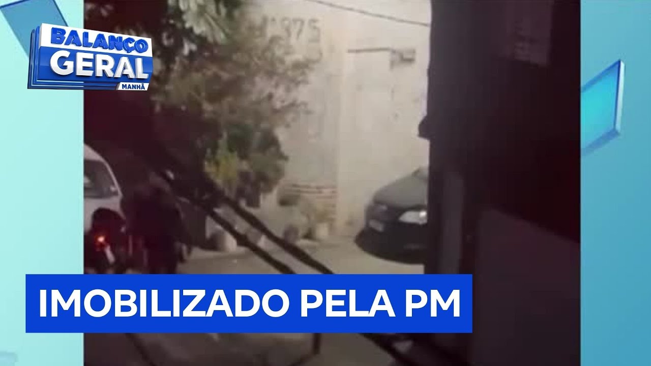 Homem fica caído na calçada após abordagem policial na zona sul de SP