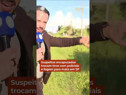 Suspeitos encapuzados trocam tiros com policiais e fogem para mata #Shorts #CidadeAlerta