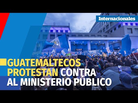Miles de guatemaltecos se manifiestan contra fiscal general frente al Ministerio Público
