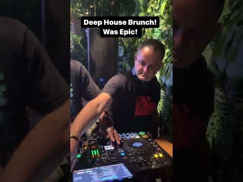 Throwing it back to when Lavelle Dupree and Freshcobar owned the decks
at Deep House Brunch.