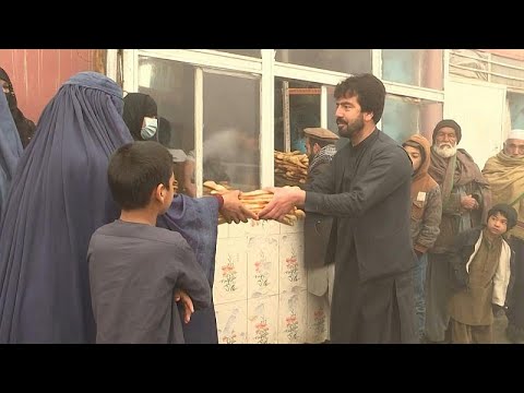 بدون تعليق: أفغان يصطفون في طوابير وسط البرد في كابول للحصول على رغيف خبز