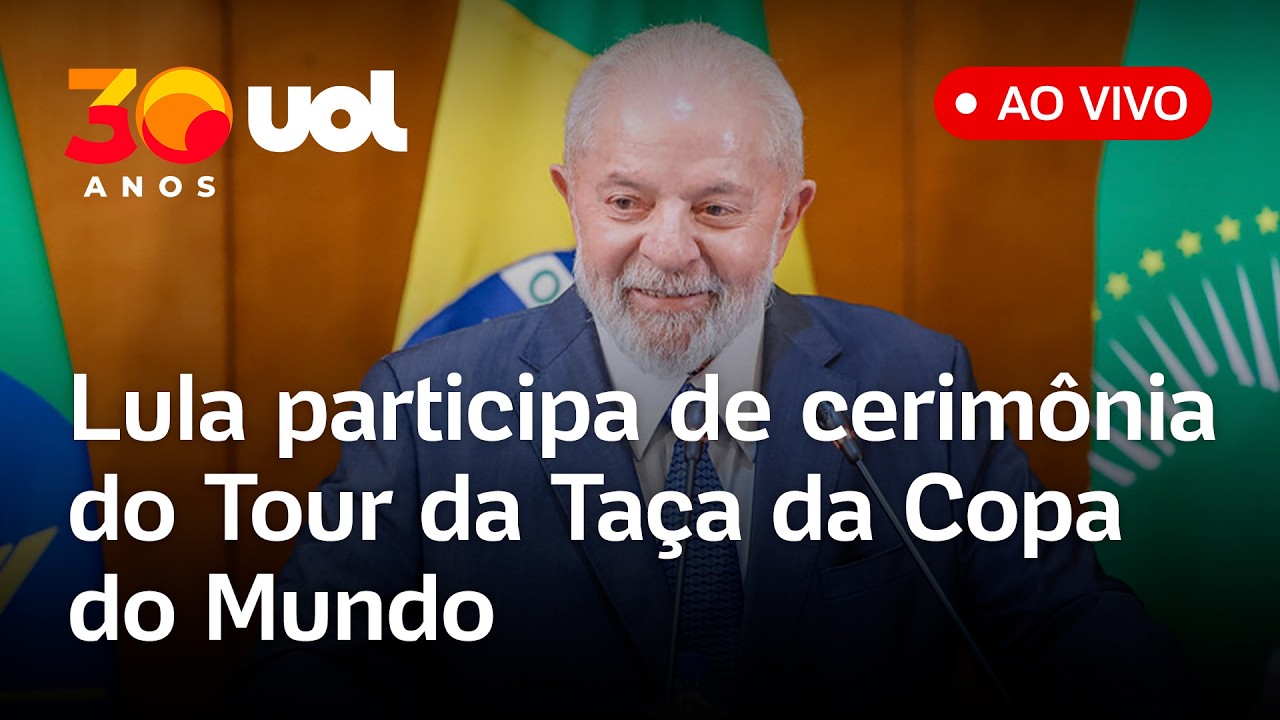 Lula exibe taças da Copa do Mundo Masculina e Feminina em cerimônia no Palácio do Planalto