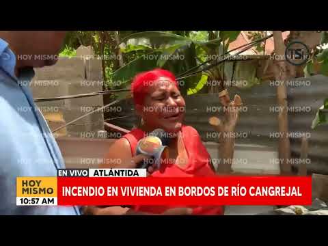 Mujer desesperada llora al ver como un incendio destruye su vivienda en La Ceiba, Atlántida