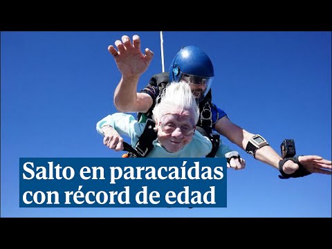 Un mujer salta en paracaídas con 104 años