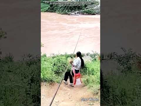 교량이 없는 험준한 강을 건너는 전통 외줄 케이블 이동 공정 #worker #process #rivercrossing #life #asia