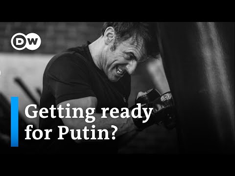 What is the message behind Macron’s boxing photos? | DW News