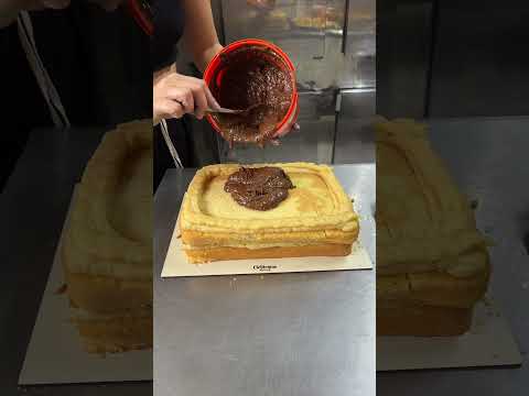MONTANDO BOLO COM RECHEIO QUENTE E NO IMPROVISO #confeitaria #bolo #confeiteirainiciante #doces