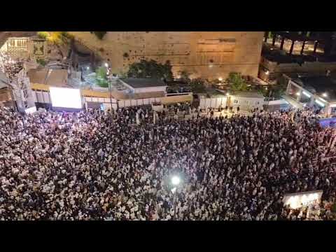 מרגש: תקיעת שופר במעמד הסליחות בכותל המערבי