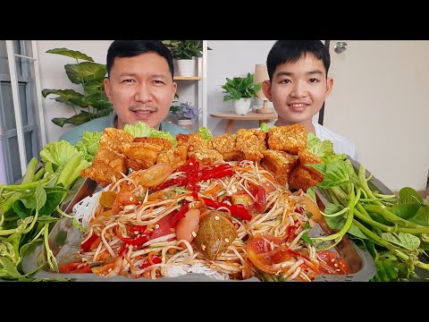 ส้มตำแซ่บๆกินคู่กับหมูกรอบลูก