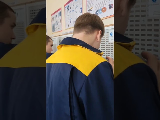 Оқытушы А. Н. Чернова ПМ 07-"технологиялық жабдықтар мен техникалық құрылғылардың техникалық жай – күйін тексеру" модулі шеңберінде "магниттік стартердің көмегімен электр қозғалтқышын кері іске қосу схемасын құрастыру"тақырыбы бойынша НГЭ-23 (2 курс) тобында өндірістік оқытудың ашық сабағын өткізді. Сабақтың түрі-қарапайым кешенді жұмыстарды орындау. Сабақтың мақсаты студенттердің Электр қозғалтқышын реверсивті іске қосу схемасын құрастыру бойынша практикалық дағдыларын қалыптастыру, электр схемаларын оқу дағдыларын дамыту, сондай-ақ электр қондырғыларымен жұмыс істеу кезінде қауіпсіздік техникасы бойынша білімдерін бекіту болды.
Сабақ барысында мұғалім оқытудың әртүрлі әдістері мен формаларын қолданды: фронтальды әңгіме, топтық талқылау, модульдік стендтер мен TCR модульдерін қолданатын практикалық тапсырмалар, сондай-ақ ойын элементтері — "қауымдастық" әдісі және қауіпсіздік бойынша "шындық немесе өтірік" тапсырмасы. Сабақтың практикалық бөлігі ерлі-зайыптыларда өтті, бұл коммуникативті және командалық дағдыларды дамытуға ықпал етті, сонымен қатар студенттердің ынтасы мен белсенділігін арттырды. Рефлексияға ерекше назар аударылды, оның барысында студенттер типтік қателіктерді талдап, қорытынды жасап, өз әрекеттерін жақсарту жолдарын ұсынды.
Сабақ бойы студенттердің белсенділігі жоғары болды. Практикалық тапсырмалар қызығушылықты тудырды, ал материалды ойын арқылы жеткізу жақсы игеруге ықпал етті. 
Сабақ жоспарланған мақсаттар мен міндеттерге сәйкес ұйымдасқан түрде өтті. Студенттер материалды игерудің жоғары деңгейін, белсенділікті, тәуелсіздікті және тақырыпқа қызығушылықты көрсетті. Оқытушы білікті мамандарды даярлауда заманауи әдістер мен тәжірибеге бағдарланған тәсілді қолдана отырып, тиімді оқытуға ықпал ететін жайлы оқу атмосферасын құрды.

********************

Преподаватель Чернова А.Н. провела открытый урок производственного обучения в группе НГЭ-23 (2 курс) по теме «Сборка схемы реверсивного пуска электродвигателя с помощью магнитного пускателя», в рамках модуля ПМ 07 – «Проверка технического состояния технологического оборудования и технических устройств». Тип урока – выполнение простых комплексных работ. Цель занятия заключалась в формировании у студентов практических навыков по сборке схемы реверсивного пуска электродвигателя, развитии умений чтения электрических схем, а также в закреплении знаний по технике безопасности при работе с электрическими установками.
В процессе урока преподаватель использовала разнообразные методы и формы обучения: фронтальная беседа, групповое обсуждение, практические задания с использованием модульных стендов и ТКР-модулей, а также игровые элементы — метод «Ассоциации» и задание «Правда или ложь» по технике безопасности. Практическая часть занятия проходила в парах, что способствовало развитию коммуникативных и командных навыков, а также усилило мотивацию и вовлечённость студентов. Особое внимание уделялось рефлексии, в ходе которой обучающиеся анализировали типичные ошибки, делали выводы и предлагали пути улучшения своих действий.
Активность студентов на протяжении всего урока была высокой. Практические задания вызвали живой интерес, а игровая подача материала способствовала лучшему усвоению. 
Урок прошел организованно, в соответствии с намеченными целями и задачами. Студенты продемонстрировали высокий уровень усвоения материала, активность, самостоятельность и интерес к теме. Преподаватель создал комфортную учебную атмосферу, способствующую эффективному обучению, применяя современные методы и практико-ориентированный подход в подготовке квалифицированных специалистов.