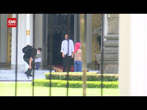 🔴Momen Hp Jokowi Jatuh Saat Diberikan Ke Ajudan