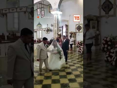 ¡Empapados de amor!: se casaron en iglesia inundada en Filipinas