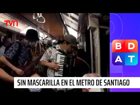¿Volvió la normalidad al Metro: Pasajeros acusan que vendedores y cantantes no usan mascarillas