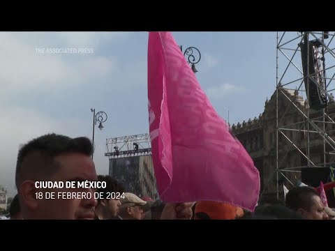 Personas claman contra el presidente y el partido gobernante de México en una marcha por la democrac