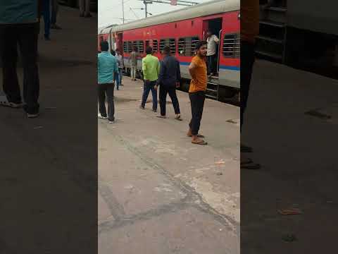 डुमरांव स्टेशन पर माइक की कमी है 4 माइक लगाने की जरूरत है ताकि आवाज सुनाई दे सभी जगह प्लेटफार्म पर