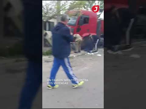 UN CAMIÓN IMPACTÓ contra dos viviendas en Trelew