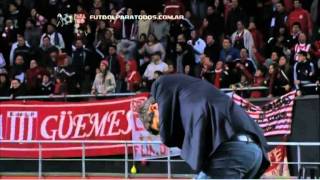 فيديو: مدرب يصاب بخلع في الكتف أثناء توجيه فريقه