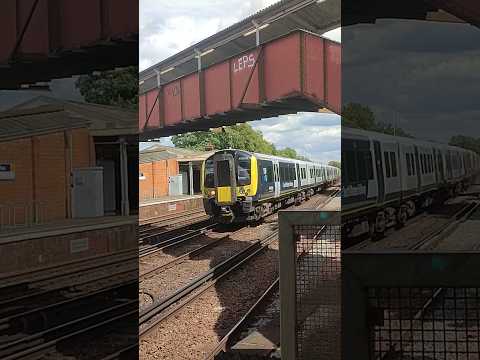 SWR Class 450s passing Raynes Park Station (07/08/23)