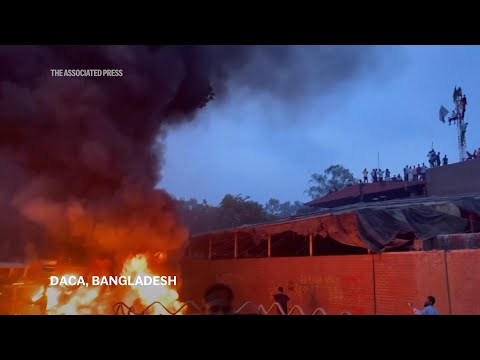 La primera ministra de Bangladesh renuncia tras semanas de protestas, miles allanan su residencia