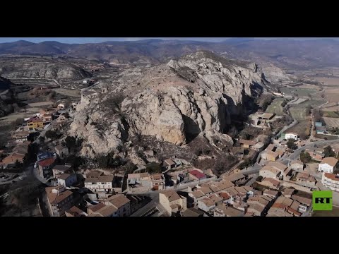 شاهد.. قرية إسبانية تواجه خطر انهيار صخرة عملاقة