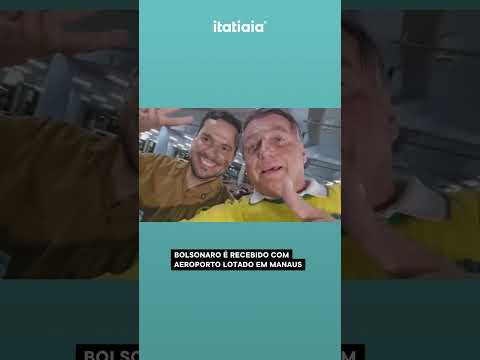 BOLSONARO É RECEBIDO COM AEROPORTO LOTADO EM MANAUS