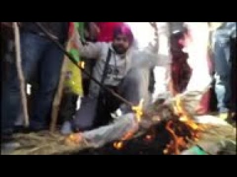 Protesting Indian farmers burn Modi effigy