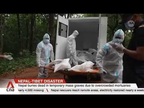 ネパール、遺体安置所の満杯を受け数百人を仮設の集団墓地に埋葬