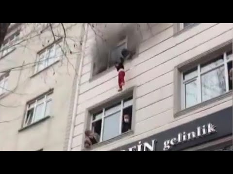 Madre arroja a hijos desde un cuarto piso para salvarlos de incendio en Turquía