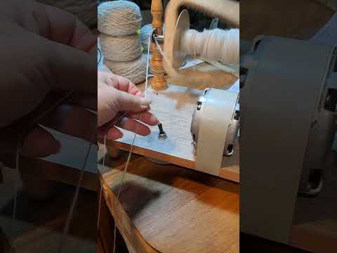 Пряду в одну нитку и без нитки. ссучиваю в две.Новая прялочка.
