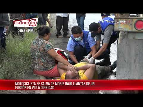 Motociclista se salva de morir bajo llantas de un furgón en Managua – Nicaragua