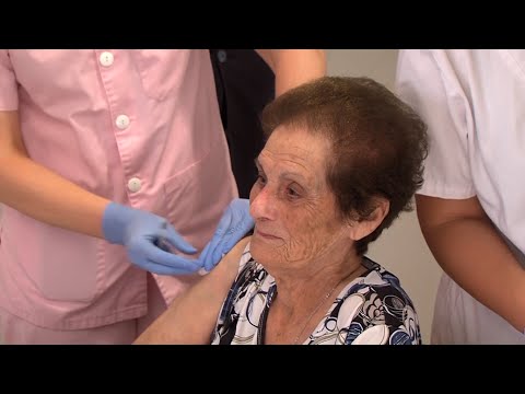 Mayores y personas con discapacidad empiezan a ser vacunados en Murcia