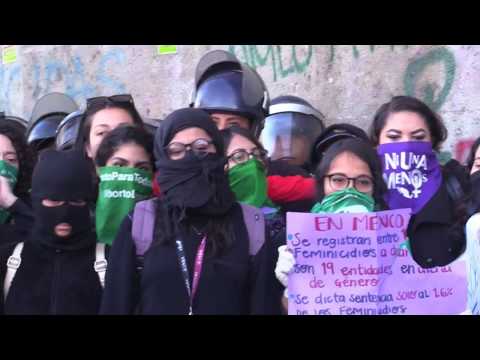 Mexicanas pintaron la fachada del Palacio Nacional en protesta por feminicidios