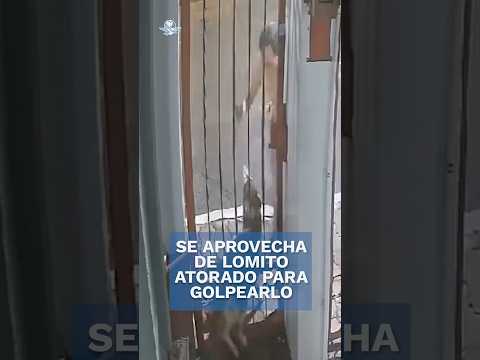 Hombre maltrata a un lomito atorado en una reja en Puebla #shorts