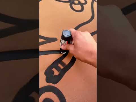فنان يحوّل أريكة مهملة في الشارع إلى عمل فني مذهل! 🎨😳