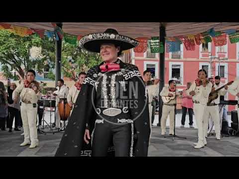 PEDRO FERNÁNDEZ Sorprende a su público en plaza Garibaldi en Cdmx