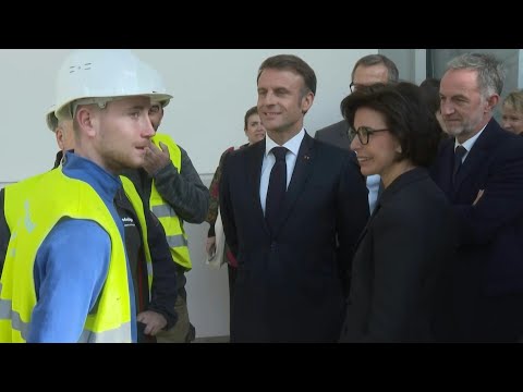 J-100: Emmanuel Macron visite le chantier du Grand Palais | AFP Images