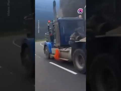 Colombia: policía escolta a camión sin frenos y evitan una tragedia