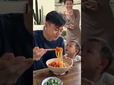 香り高い麺を赤ちゃんが<strong>美</strong><strong>味</strong>しそうに食べる。