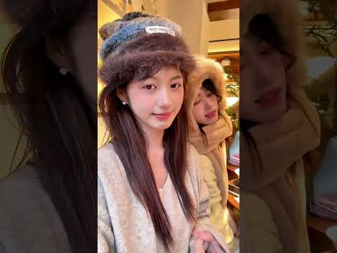 俩小萌物wink卡上点了嘿嘿嘿。后面吃子依旧偷拍正在吃东西的麻袋太萌了嘻嘻。#吴嘉茹 #吴双茹 #大吃帝国 #说句不好吃的 #douyin