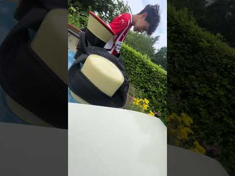 Efteling-treintje ontspoord bij Kinderspoor (TikTok: @logerenmetdetattas)